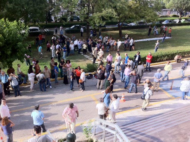 Χάος στο προαύλιο της ΕΡΤ: Συγκεντρώθηκε κόσμος και πολιτικοί [εικόνες] | iefimerida.gr 0