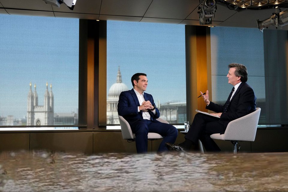 Κάποιος έβαψε τις κοντές κάλτσες του πρωθυπουργού -Χαμός στο Twitter [εικόνες] | iefimerida.gr 6