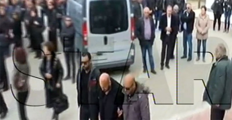 Κατέρρευσε ο τραγικός σύζυγος στην κηδεία της 33χρονης και του γιου του -Το τελευταίο αντίο [εικόνες & βίντεο] | iefimerida.gr 0