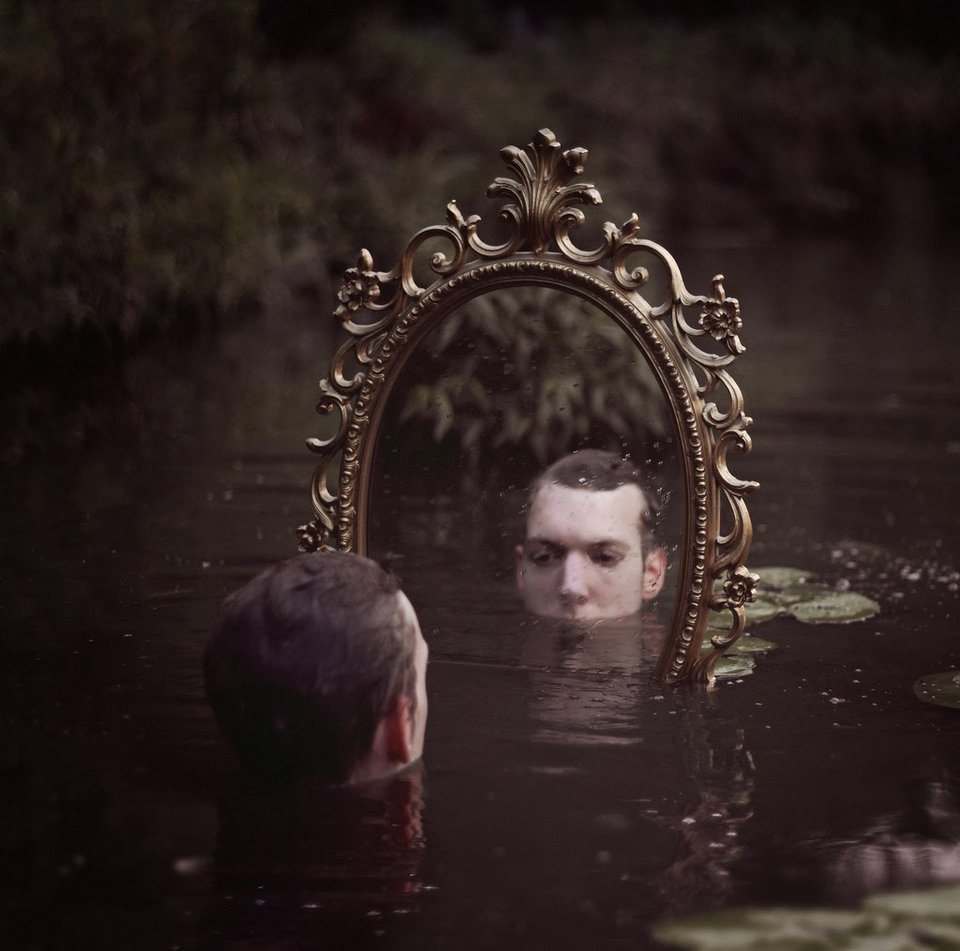 Ο αγοραφοβικός και ντροπαλός φωτογράφος -Βγάζει σουρεαλιστικές εικόνες με πρωταγωνιστή μόνο τον ίδιο [εικόνες] | iefimerida.gr 7