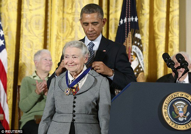 Μέριλ Στριπ, Στίβι Γουόντερ και Ιζαμπέλ Αλιέντε βραβεύτηκαν από τον Ομπάμα με το Μετάλλιο της Ελευθερίας [βίντεο & εικόνες] | iefimerida.gr 9
