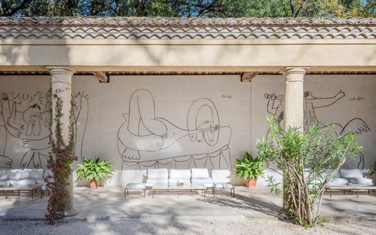 Στο σφυρί το κάστρο που ερωτεύτηκε ο Πικάσο -Είναι γεμάτο με τις τοιχογραφίες του [εικόνες]  | iefimerida.gr 2