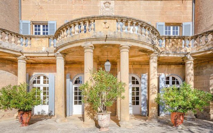 Στο σφυρί το κάστρο που ερωτεύτηκε ο Πικάσο -Είναι γεμάτο με τις τοιχογραφίες του [εικόνες]  | iefimerida.gr 0