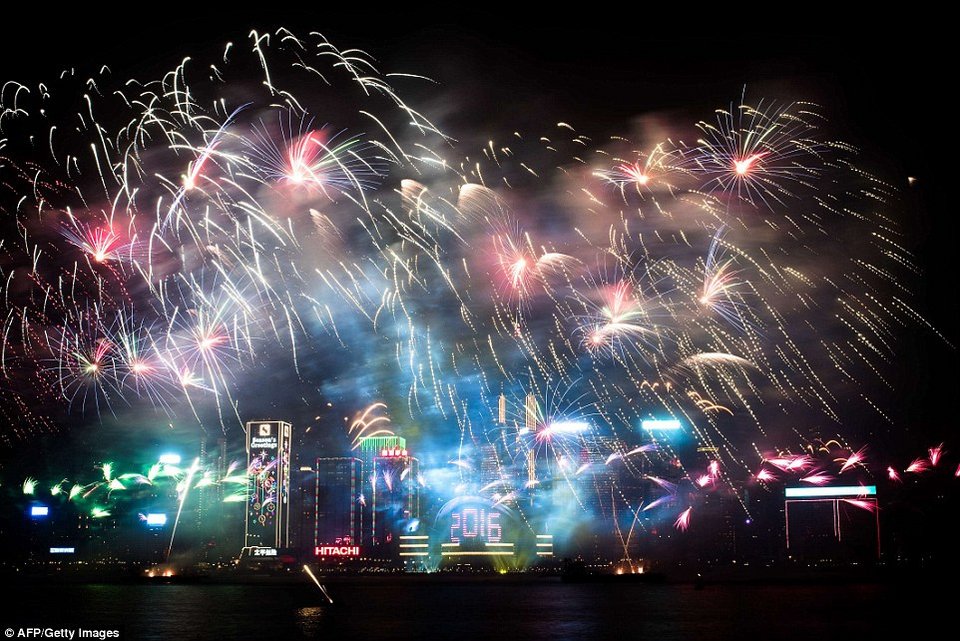 Πυροτεχνήματα, φωτεινά μπαλόνια και φιλιά -Ετσι υποδέχθηκε την Πρωτοχρονιά η μισή υφήλιος [εικόνες & βίντεο]  | iefimerida.gr 0