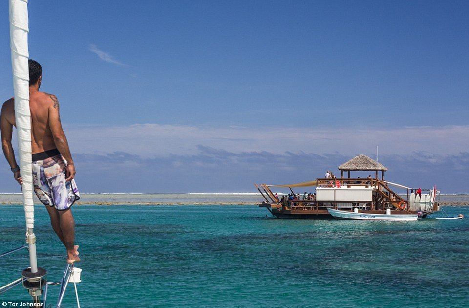 Μια πλωτή... πιτσαρία – Εκεί που για να φας πρέπει να κάνεις καταδύσεις [εικόνες] | iefimerida.gr 3