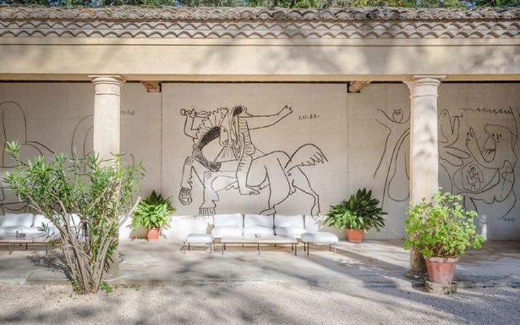 Στο σφυρί το κάστρο που ερωτεύτηκε ο Πικάσο -Είναι γεμάτο με τις τοιχογραφίες του [εικόνες]  | iefimerida.gr 3