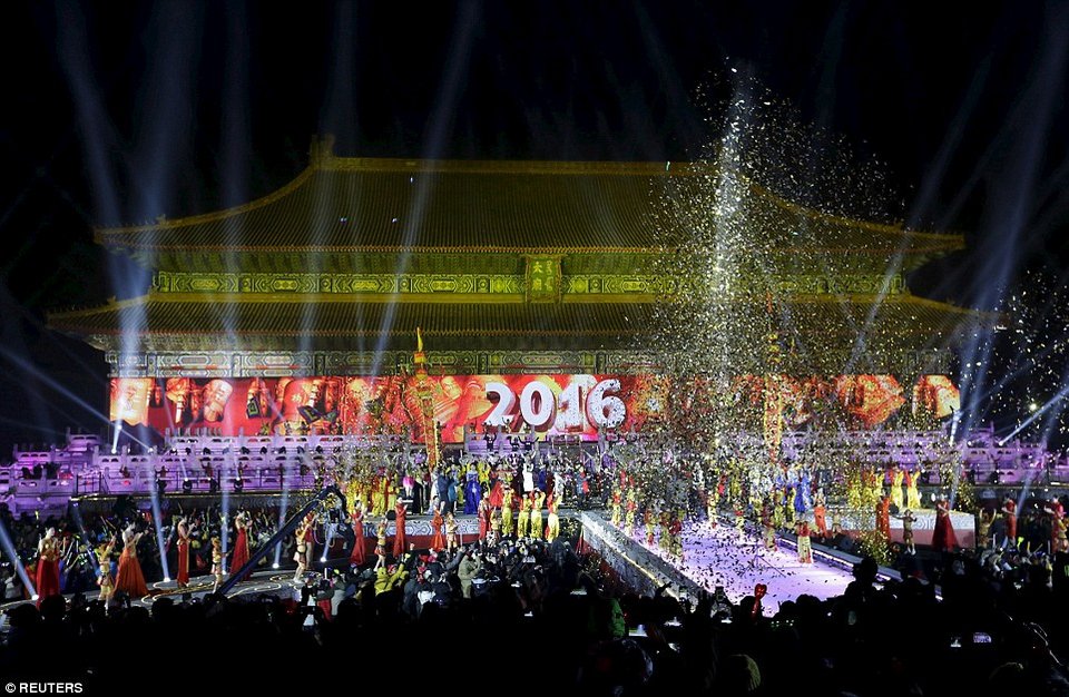 Πυροτεχνήματα, φωτεινά μπαλόνια και φιλιά -Ετσι υποδέχθηκε την Πρωτοχρονιά η μισή υφήλιος [εικόνες & βίντεο]  | iefimerida.gr 2