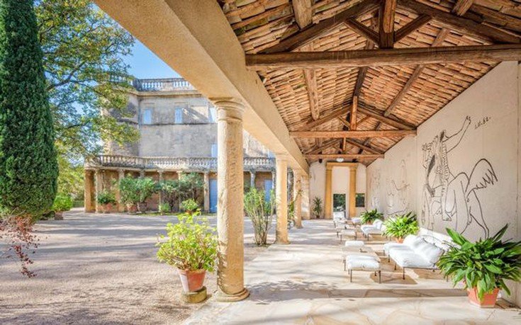 Στο σφυρί το κάστρο που ερωτεύτηκε ο Πικάσο -Είναι γεμάτο με τις τοιχογραφίες του [εικόνες]  | iefimerida.gr 1