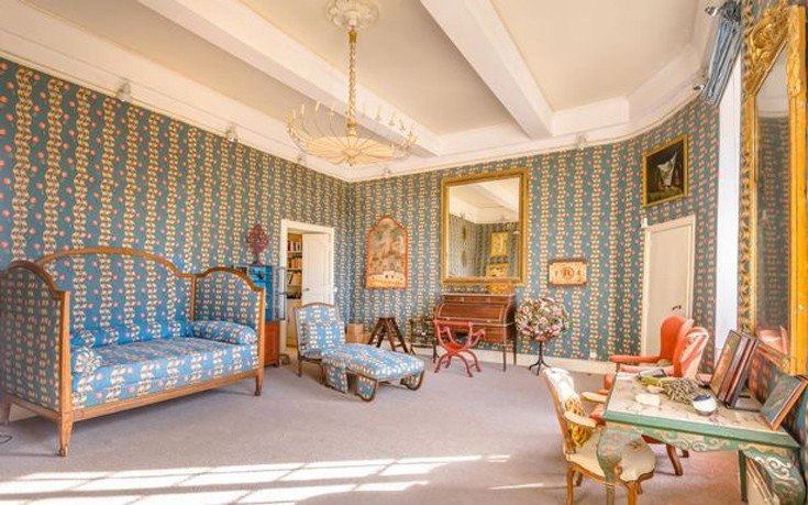 Στο σφυρί το κάστρο που ερωτεύτηκε ο Πικάσο -Είναι γεμάτο με τις τοιχογραφίες του [εικόνες]  | iefimerida.gr 5