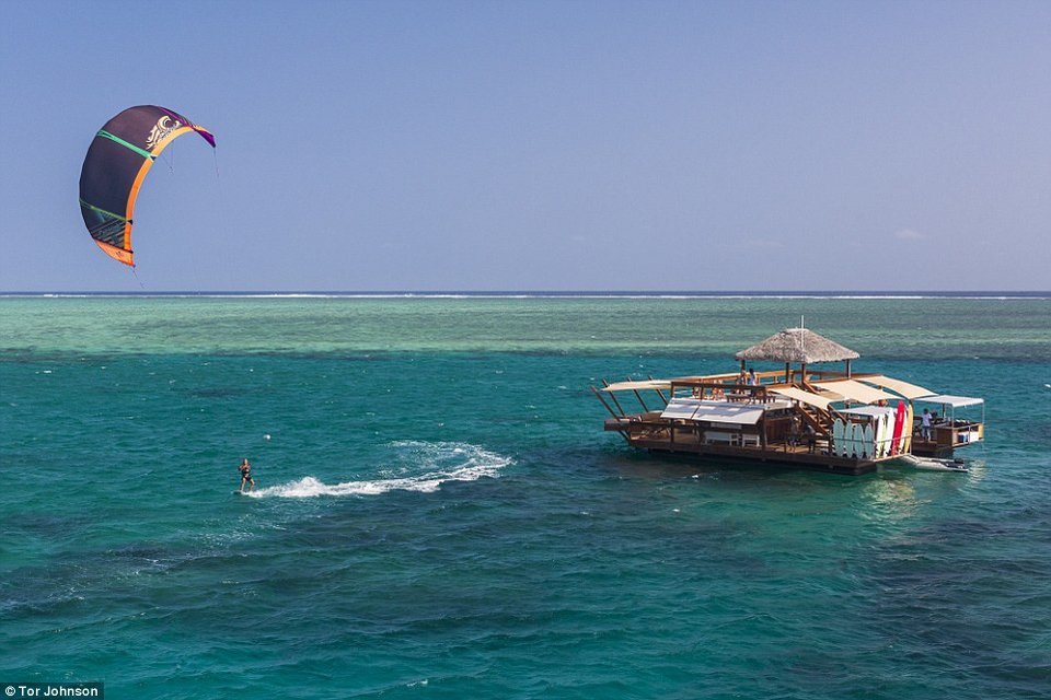 Μια πλωτή... πιτσαρία – Εκεί που για να φας πρέπει να κάνεις καταδύσεις [εικόνες] | iefimerida.gr 0