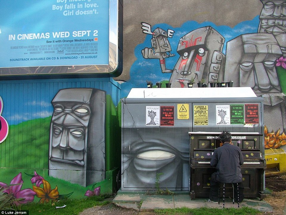 Τι είναι αυτά τα χρωματιστά πιάνα που ξεφυτρώνουν... ξαφνικά στα κέντρα μεγάλων πόλεων [εικόνες] | iefimerida.gr 7