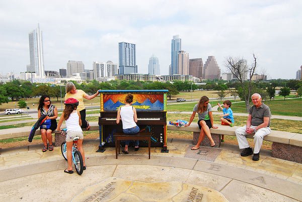 Τι είναι αυτά τα χρωματιστά πιάνα που ξεφυτρώνουν... ξαφνικά στα κέντρα μεγάλων πόλεων [εικόνες] | iefimerida.gr 2