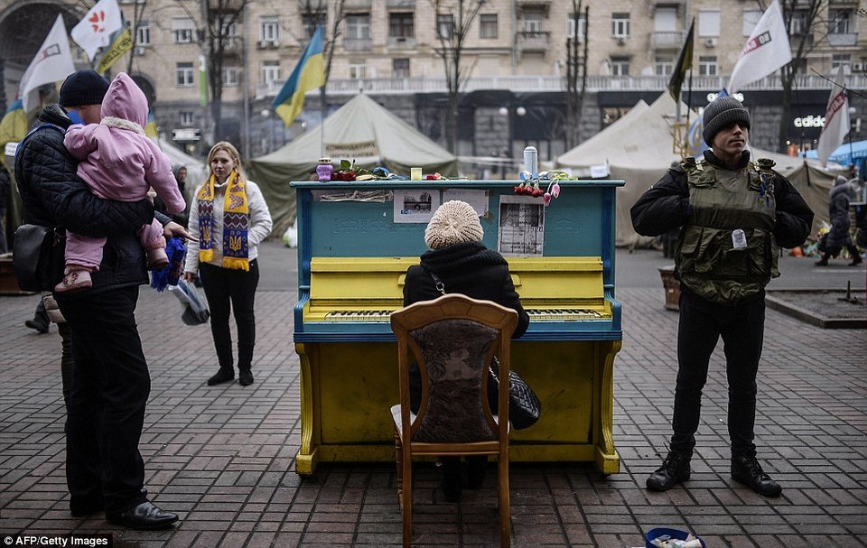 Τι είναι αυτά τα χρωματιστά πιάνα που ξεφυτρώνουν... ξαφνικά στα κέντρα μεγάλων πόλεων [εικόνες] | iefimerida.gr 1