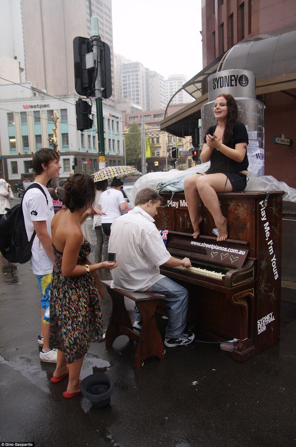 Τι είναι αυτά τα χρωματιστά πιάνα που ξεφυτρώνουν... ξαφνικά στα κέντρα μεγάλων πόλεων [εικόνες] | iefimerida.gr 3