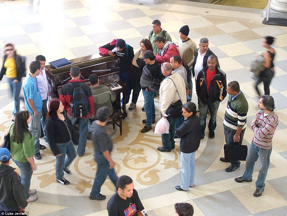 Τι είναι αυτά τα χρωματιστά πιάνα που ξεφυτρώνουν... ξαφνικά στα κέντρα μεγάλων πόλεων [εικόνες] | iefimerida.gr 0