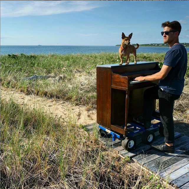 Ο γύρος του κόσμου με ένα πιάνο -Το μεταφέρει σε βουνά, πλατείες, παραλίες και παίζει για τους περαστικούς [εικόνες] | iefimerida.gr 0