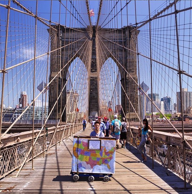 Ο γύρος του κόσμου με ένα πιάνο -Το μεταφέρει σε βουνά, πλατείες, παραλίες και παίζει για τους περαστικούς [εικόνες] | iefimerida.gr 9