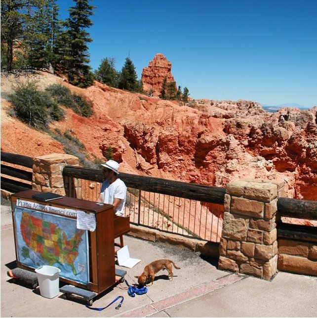 Ο γύρος του κόσμου με ένα πιάνο -Το μεταφέρει σε βουνά, πλατείες, παραλίες και παίζει για τους περαστικούς [εικόνες] | iefimerida.gr 10