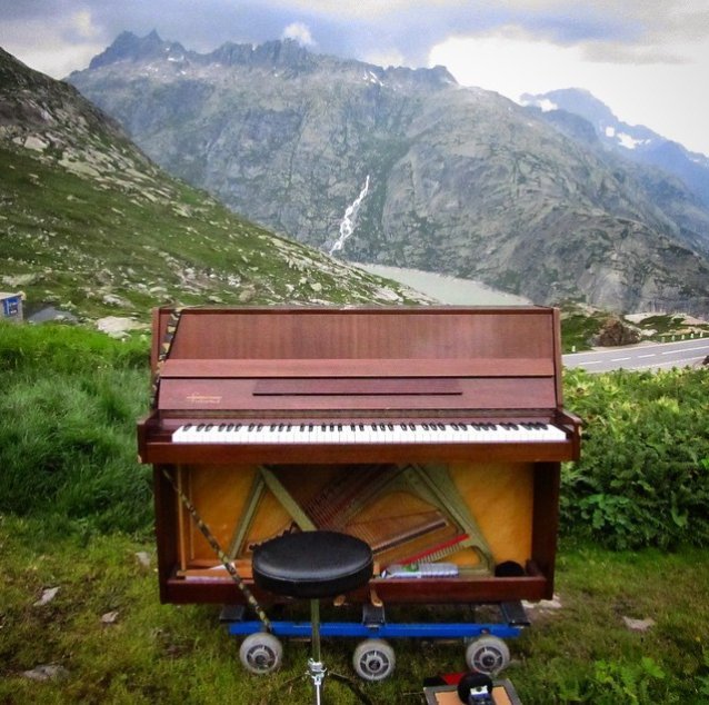 Ο γύρος του κόσμου με ένα πιάνο -Το μεταφέρει σε βουνά, πλατείες, παραλίες και παίζει για τους περαστικούς [εικόνες] | iefimerida.gr 11