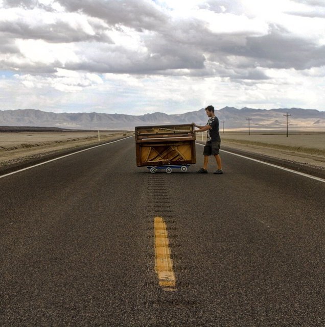 Ο γύρος του κόσμου με ένα πιάνο -Το μεταφέρει σε βουνά, πλατείες, παραλίες και παίζει για τους περαστικούς [εικόνες] | iefimerida.gr 12