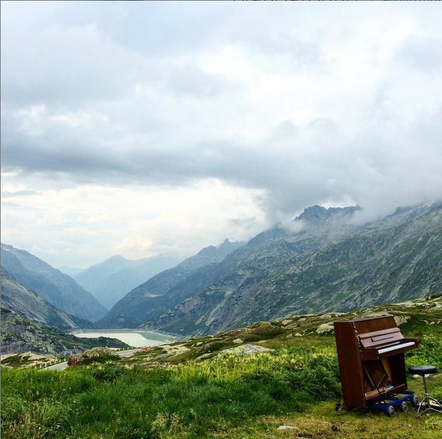 Ο γύρος του κόσμου με ένα πιάνο -Το μεταφέρει σε βουνά, πλατείες, παραλίες και παίζει για τους περαστικούς [εικόνες] | iefimerida.gr 1