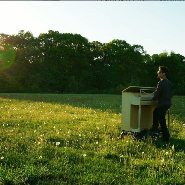 Ο γύρος του κόσμου με ένα πιάνο -Το μεταφέρει σε βουνά, πλατείες, παραλίες και παίζει για τους περαστικούς [εικόνες] | iefimerida.gr 2