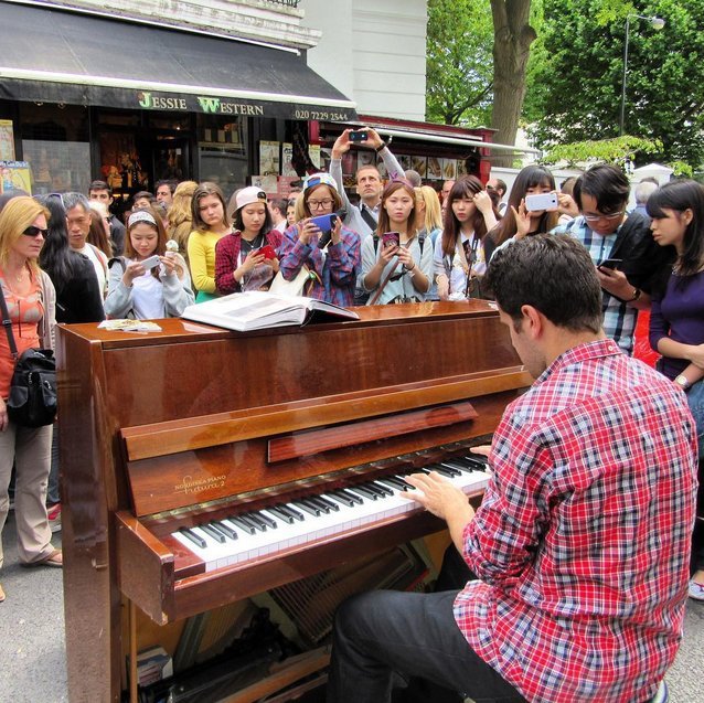 Ο γύρος του κόσμου με ένα πιάνο -Το μεταφέρει σε βουνά, πλατείες, παραλίες και παίζει για τους περαστικούς [εικόνες] | iefimerida.gr 3