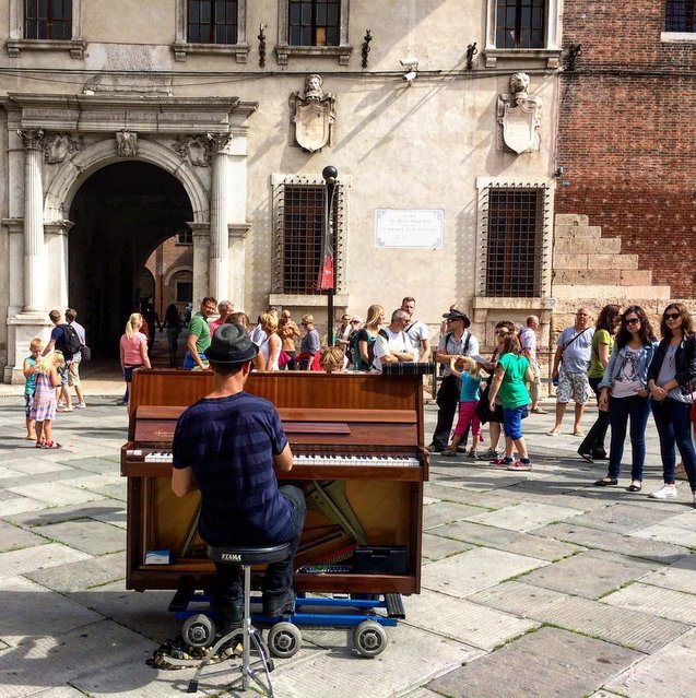Ο γύρος του κόσμου με ένα πιάνο -Το μεταφέρει σε βουνά, πλατείες, παραλίες και παίζει για τους περαστικούς [εικόνες] | iefimerida.gr 4