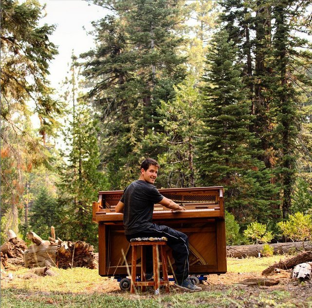 Ο γύρος του κόσμου με ένα πιάνο -Το μεταφέρει σε βουνά, πλατείες, παραλίες και παίζει για τους περαστικούς [εικόνες] | iefimerida.gr 5