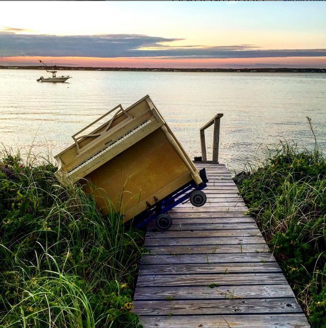 Ο γύρος του κόσμου με ένα πιάνο -Το μεταφέρει σε βουνά, πλατείες, παραλίες και παίζει για τους περαστικούς [εικόνες] | iefimerida.gr 6