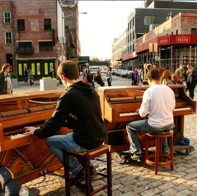 Ο γύρος του κόσμου με ένα πιάνο -Το μεταφέρει σε βουνά, πλατείες, παραλίες και παίζει για τους περαστικούς [εικόνες] | iefimerida.gr 7