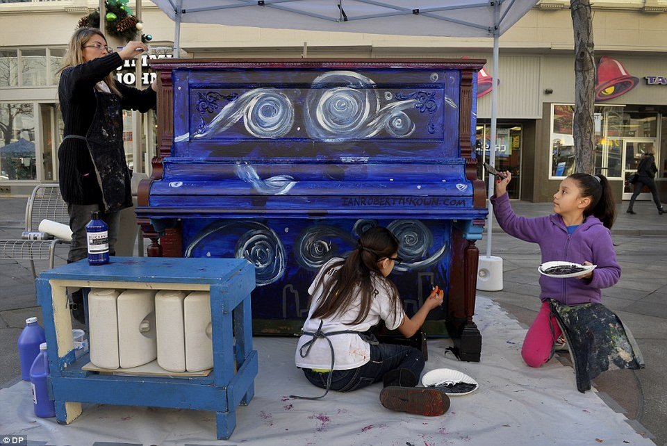 Τι είναι αυτά τα χρωματιστά πιάνα που ξεφυτρώνουν... ξαφνικά στα κέντρα μεγάλων πόλεων [εικόνες] | iefimerida.gr 8