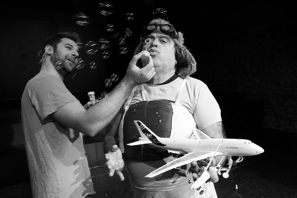 Ο Δημήτρης Πιατάς είναι «Ισορροπιστής αεροσκαφών» -Το επάγγελμα του μέλλοντος στο θέατρο Αθηναΐς [εικόνες] | iefimerida.gr 2