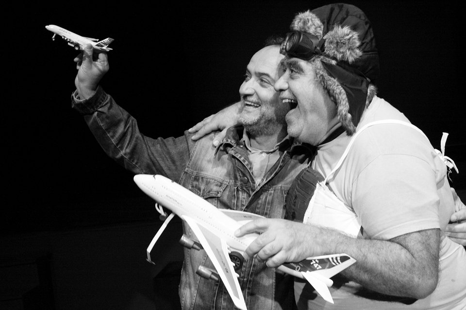 Ο Δημήτρης Πιατάς είναι «Ισορροπιστής αεροσκαφών» -Το επάγγελμα του μέλλοντος στο θέατρο Αθηναΐς [εικόνες] | iefimerida.gr 1