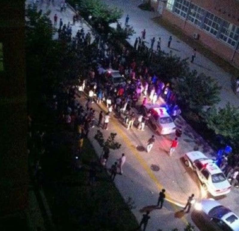 Υπάλληλοι συγκρούονται με ρόπαλα και μαχαίρια έξω από το εργοστάσιο της Apple στην Κίνα [εικόνες] | iefimerida.gr 3