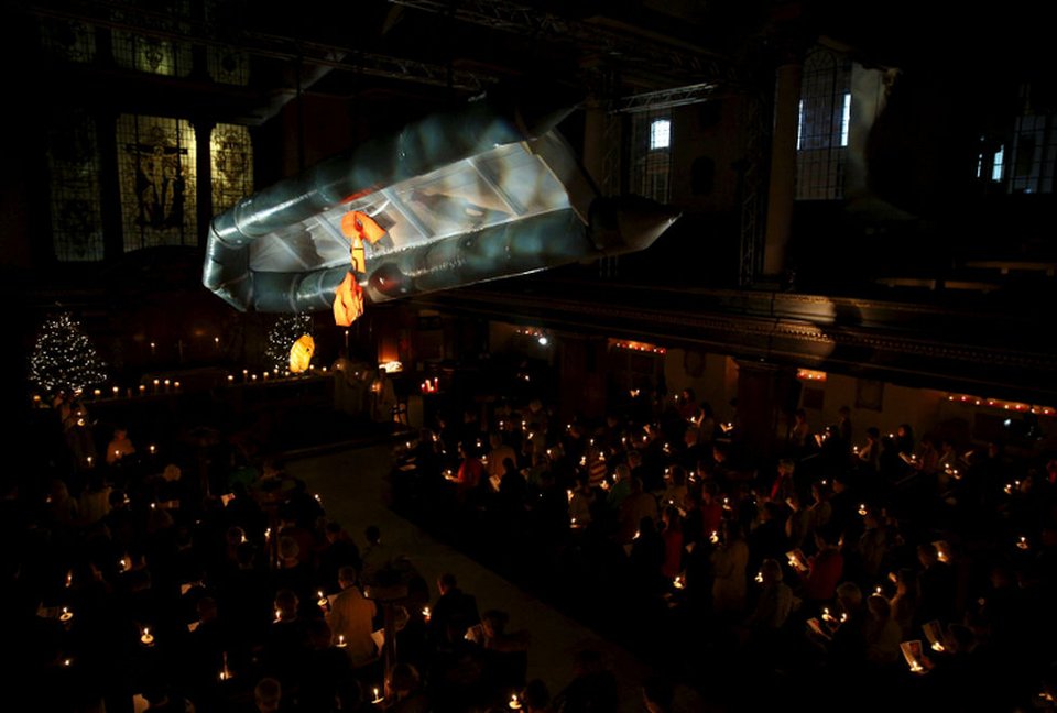 Βρετανία: Κρέμασαν λέμβο μεταναστών στο ταβάνι εκκλησίας [εικόνες] | iefimerida.gr 0