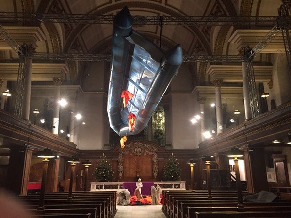 Βρετανία: Κρέμασαν λέμβο μεταναστών στο ταβάνι εκκλησίας [εικόνες] | iefimerida.gr 1