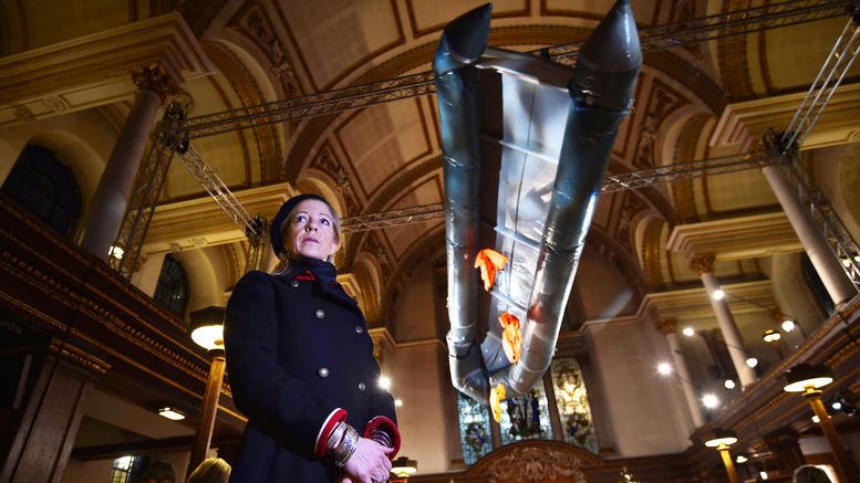 Βρετανία: Κρέμασαν λέμβο μεταναστών στο ταβάνι εκκλησίας [εικόνες] | iefimerida.gr 2