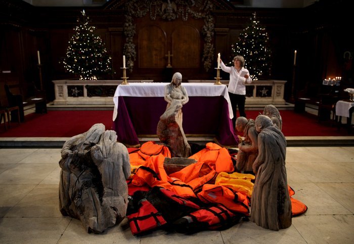 Βρετανία: Κρέμασαν λέμβο μεταναστών στο ταβάνι εκκλησίας [εικόνες] | iefimerida.gr 3