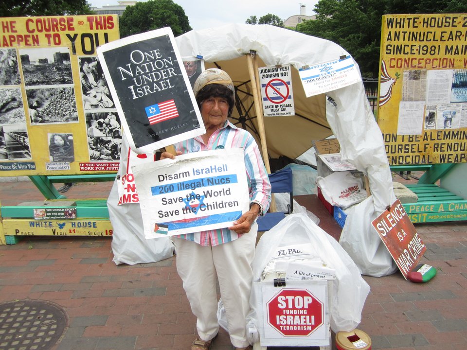 Η γυναίκα που επί 30 χρόνια διαδήλωνε καθημερινά έξω από τον Λευκό Οίκο [εικόνες] | iefimerida.gr 0