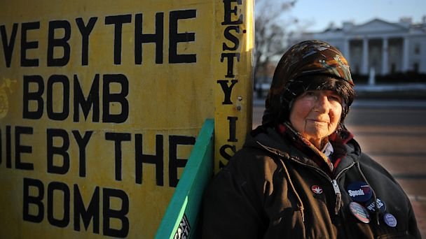 Η γυναίκα που επί 30 χρόνια διαδήλωνε καθημερινά έξω από τον Λευκό Οίκο [εικόνες] | iefimerida.gr 1