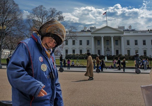 Η γυναίκα που επί 30 χρόνια διαδήλωνε καθημερινά έξω από τον Λευκό Οίκο [εικόνες] | iefimerida.gr 4