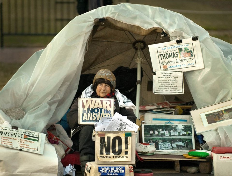 Η γυναίκα που επί 30 χρόνια διαδήλωνε καθημερινά έξω από τον Λευκό Οίκο [εικόνες] | iefimerida.gr 3