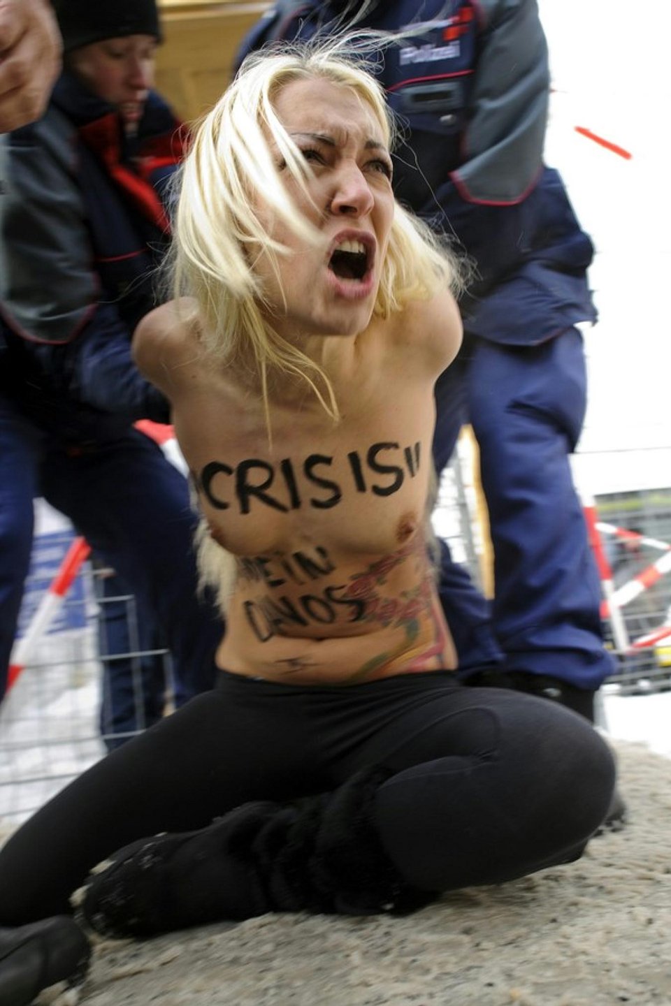 Γυμνόστηθες Ουκρανές διαμαρτύρονται στο Νταβός [εικόνες] | iefimerida.gr 4