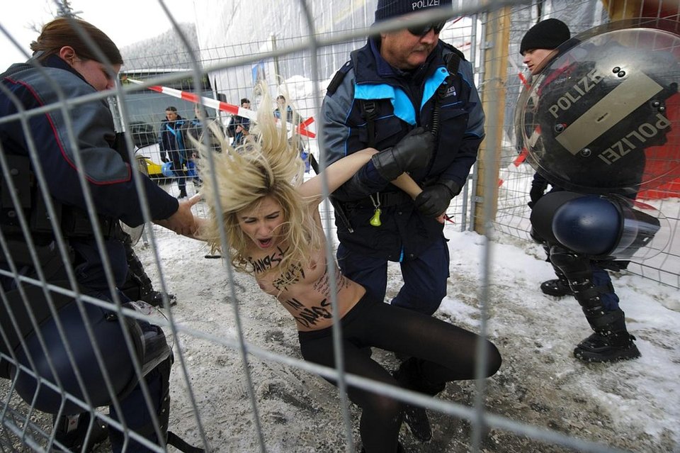 Γυμνόστηθες Ουκρανές διαμαρτύρονται στο Νταβός [εικόνες] | iefimerida.gr 5