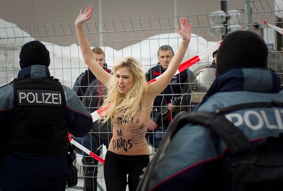 Γυμνόστηθες Ουκρανές διαμαρτύρονται στο Νταβός [εικόνες] | iefimerida.gr 0