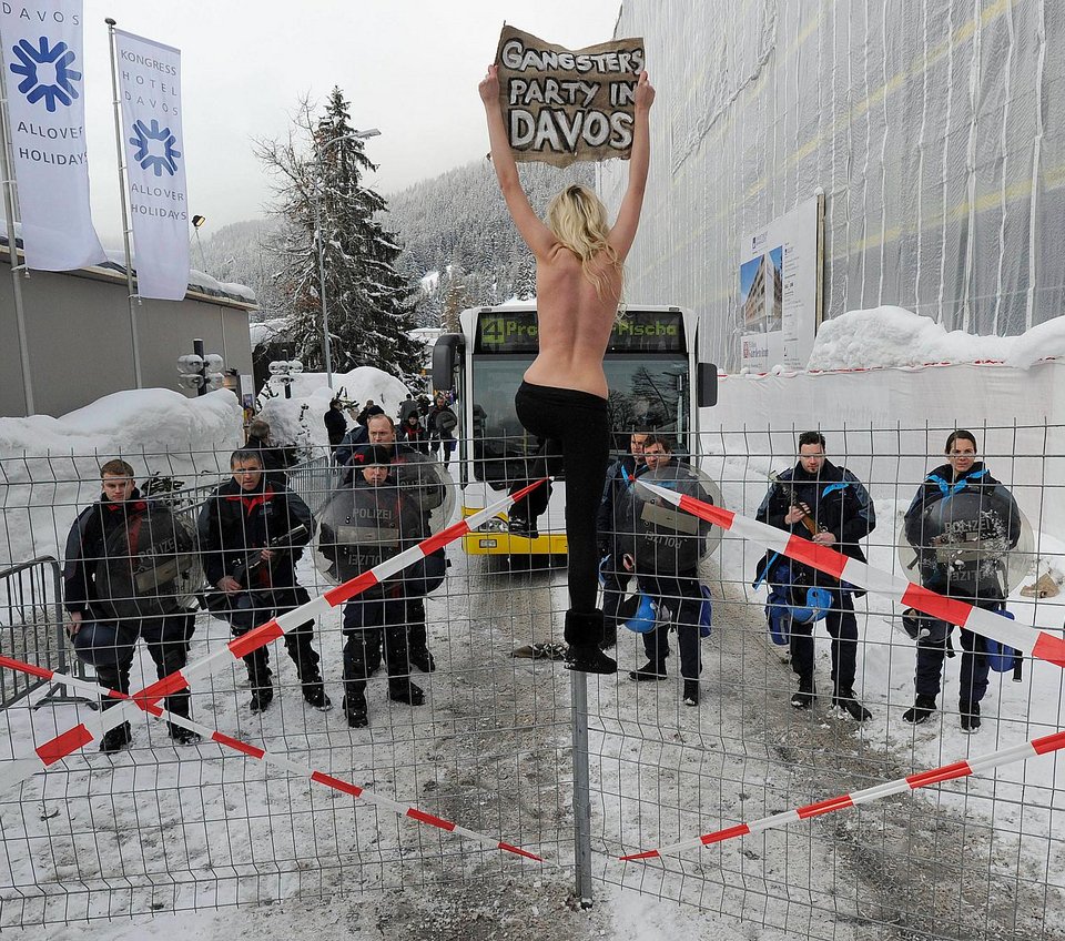 Γυμνόστηθες Ουκρανές διαμαρτύρονται στο Νταβός [εικόνες] | iefimerida.gr 1