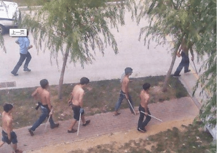 Υπάλληλοι συγκρούονται με ρόπαλα και μαχαίρια έξω από το εργοστάσιο της Apple στην Κίνα [εικόνες] | iefimerida.gr 0