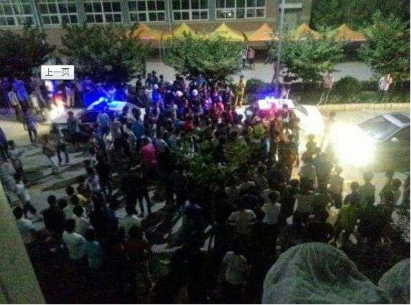 Υπάλληλοι συγκρούονται με ρόπαλα και μαχαίρια έξω από το εργοστάσιο της Apple στην Κίνα [εικόνες] | iefimerida.gr 2