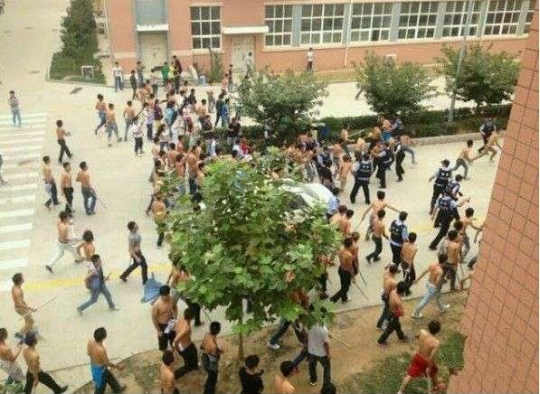 Υπάλληλοι συγκρούονται με ρόπαλα και μαχαίρια έξω από το εργοστάσιο της Apple στην Κίνα [εικόνες] | iefimerida.gr 1